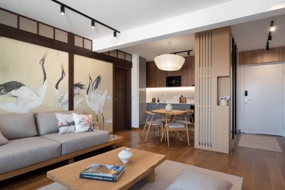 Dnevni boravak stana na Dorćolu sa Fusuma zidom, niskim nameštajem i japanskim detaljima u toplim drvenim tonovima