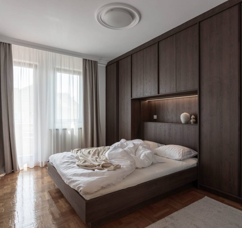 Spavaća soba stana na Dedinju sa ugradnim ormarima od tamnog drveta