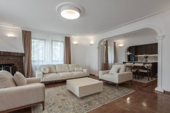 Dnevni boravak stana na Dedinju sa kaminom i reinterpretiranim enterijerom devedesetih