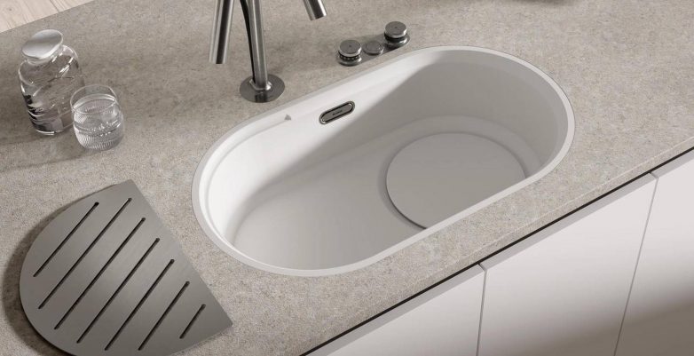 Podgradna ovalna sudopera BLANCO Oovalon u beloj boji sa kružnim poklopcem odvoda i dodatnim oceđivačem