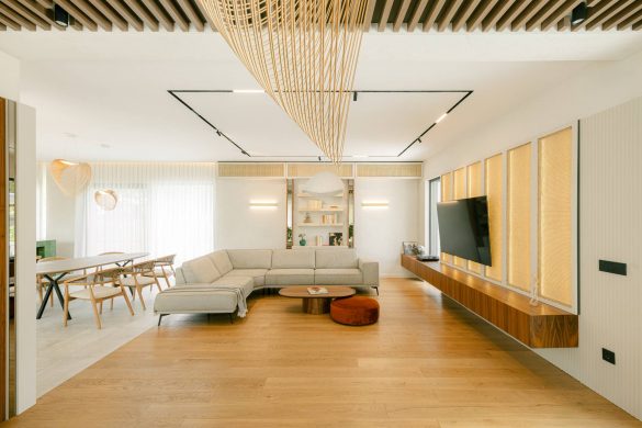 Enterijer porodične kuće u Kragujevcu sa otvorenom dnevnom zonom, drvenim plafonom i toplim prirodnim materijalima