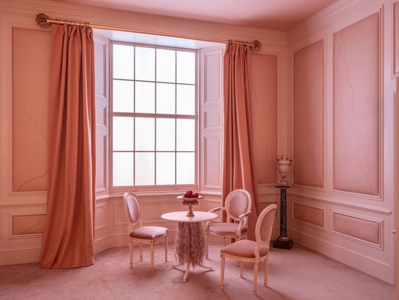 Trpezarijski deo enterijera inspirisanog filmom Orkanski visovi