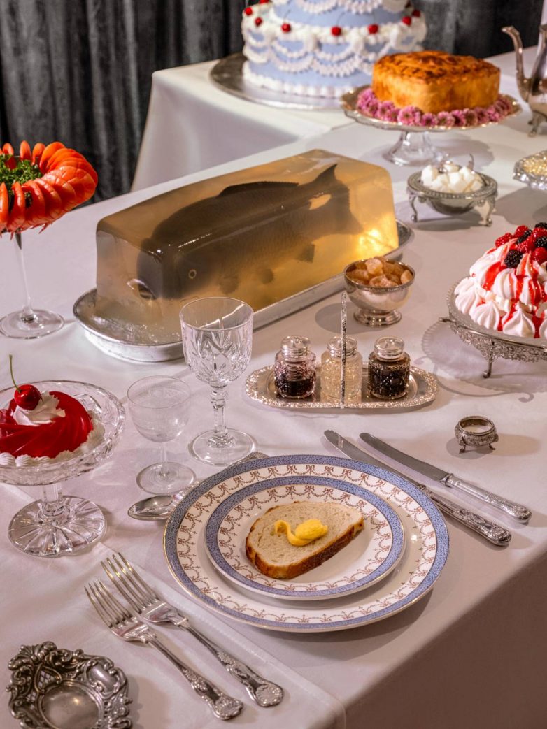 Postavka trpezarijskog stola inspirisana filmom Orkanski visovi