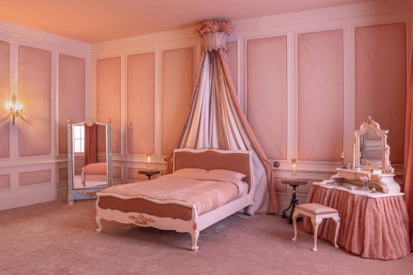 Spavaća soba inspirisana filmom Orkanski visovi u Airbnb enterijeru