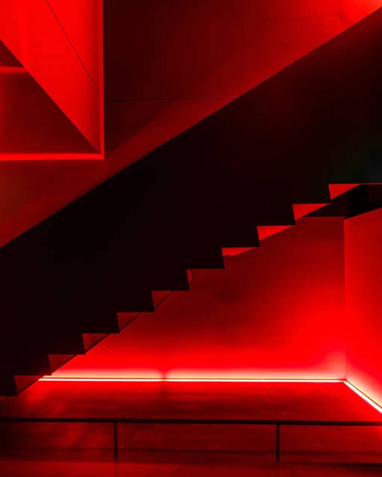 Minimalističko stepenište sa crvenim LED osvetljenjem u enterijeru kluba Silencio koji je dizajnirao Dejvid Linč
