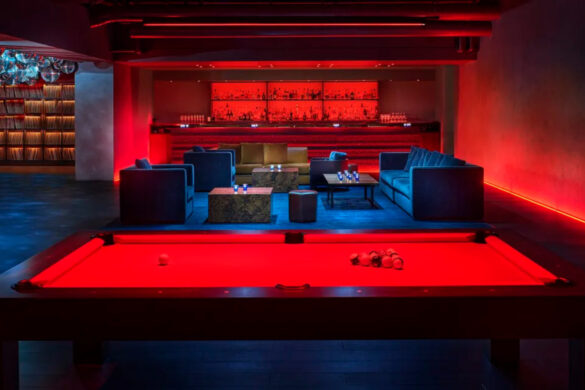 Enterijer kluba Silencio koji je dizajnirao Dejvid Linč, crveno osvetljenje, bilijarski sto i "lounge" zona u hotelu West Hollywood Edition u Los Anđelesu