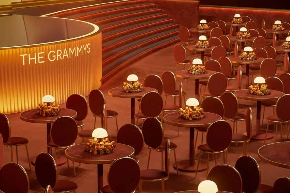 Scenografija dodele Gremija sa kafe-aranžmanom, okruglim stolovima i terakota paletom boja