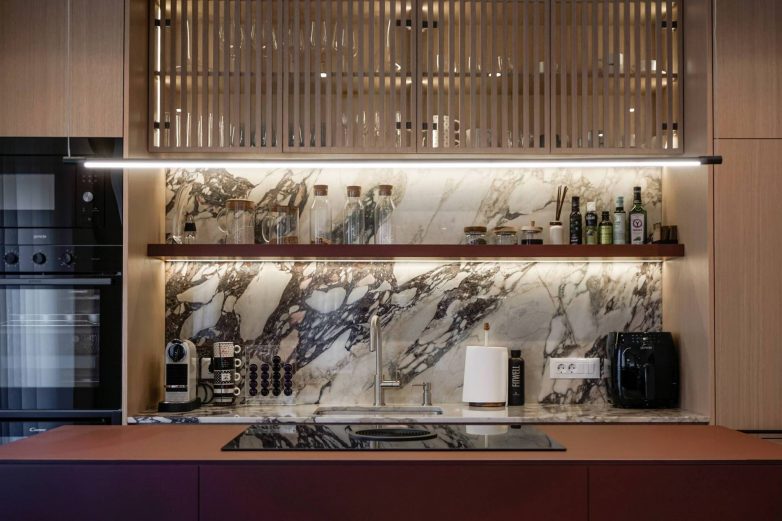 Kuhinjski detalj sa mermerom u malom stanu od 40 m2 na Vračaru, INKA Studio