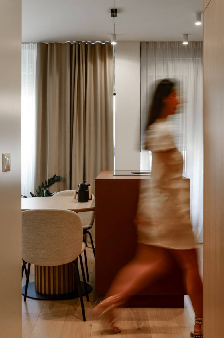 Kuhinjski pult i trpezarija u malom stanu od 40 m2 na Vračaru, dizajn INKA Studio