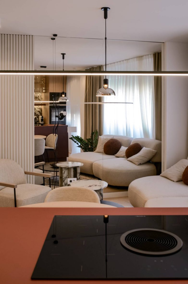 Ogledalo u dnevnoj zoni malog stana od 40 m2 na Vračaru koje vizuelno uvećava prostor, INKA Studio