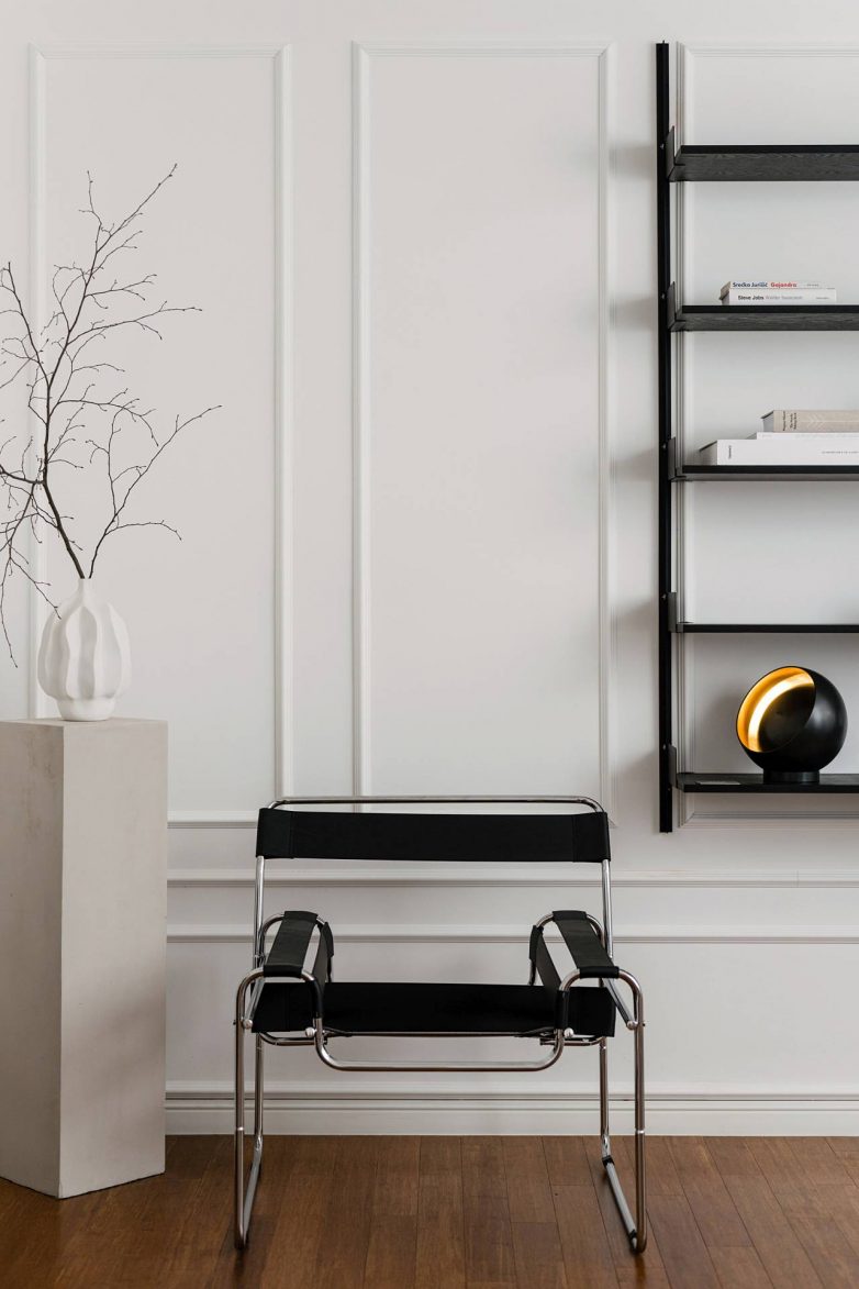 Dizajnerska fotelja Knoll Wassily i zidne police u kancelarijama redakcije After5 u Zagrebu