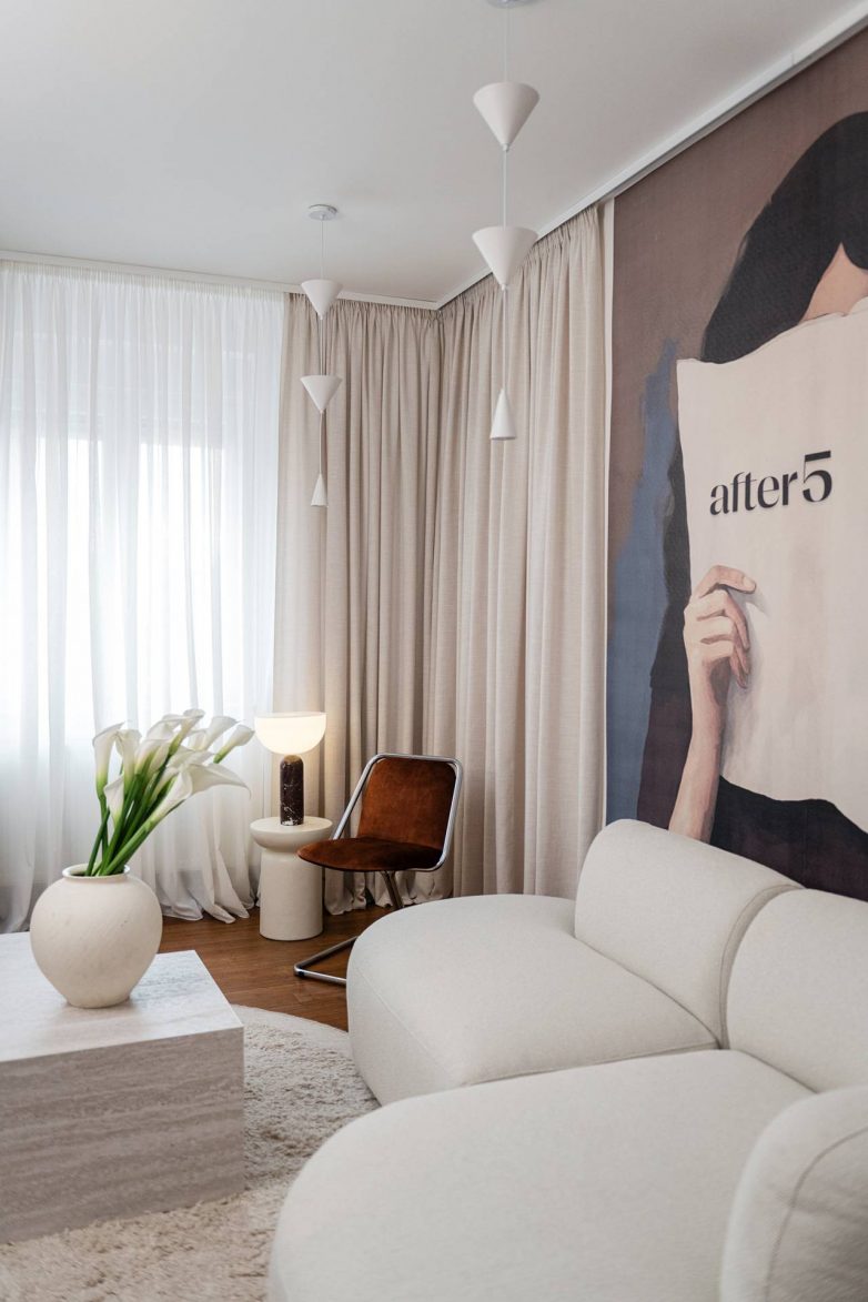 Prostor redakcije After5 u Zagrebu sa belom sofom, muralom i dekorativnom rasvetom