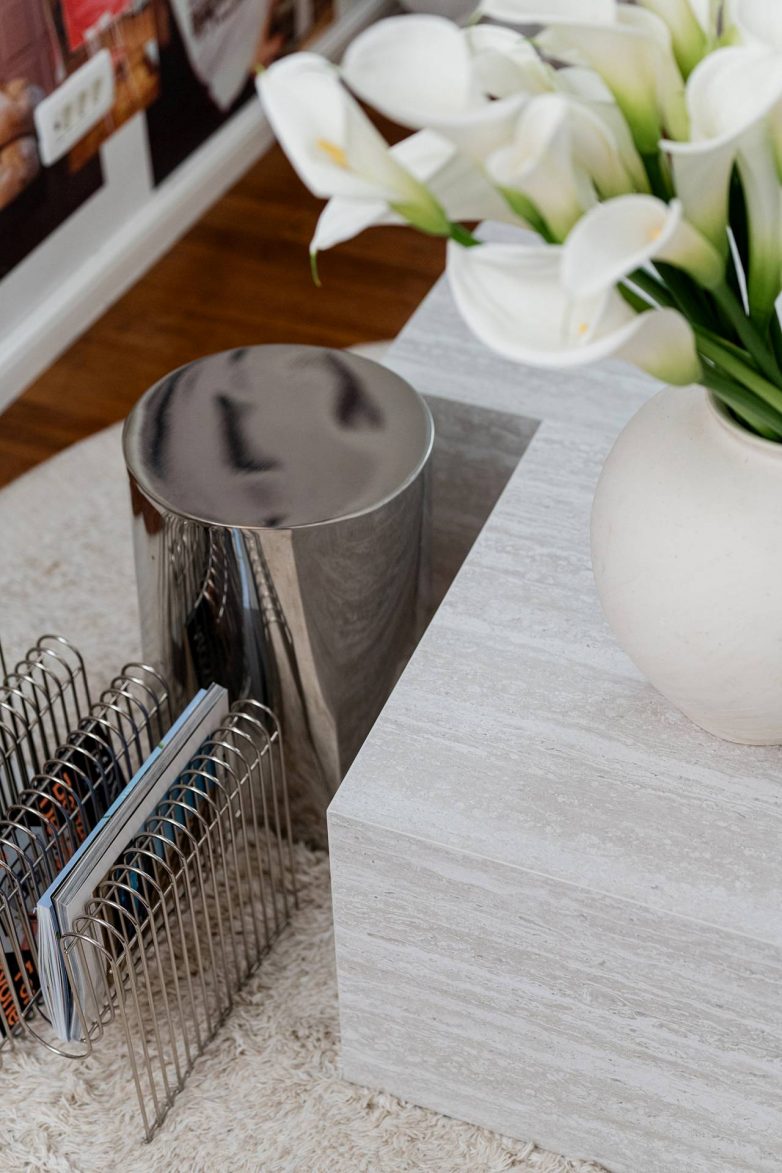 Dekorativni detalji u kancelarijama redakcije After5 sa vazom, cvećem i metalnim akcentima