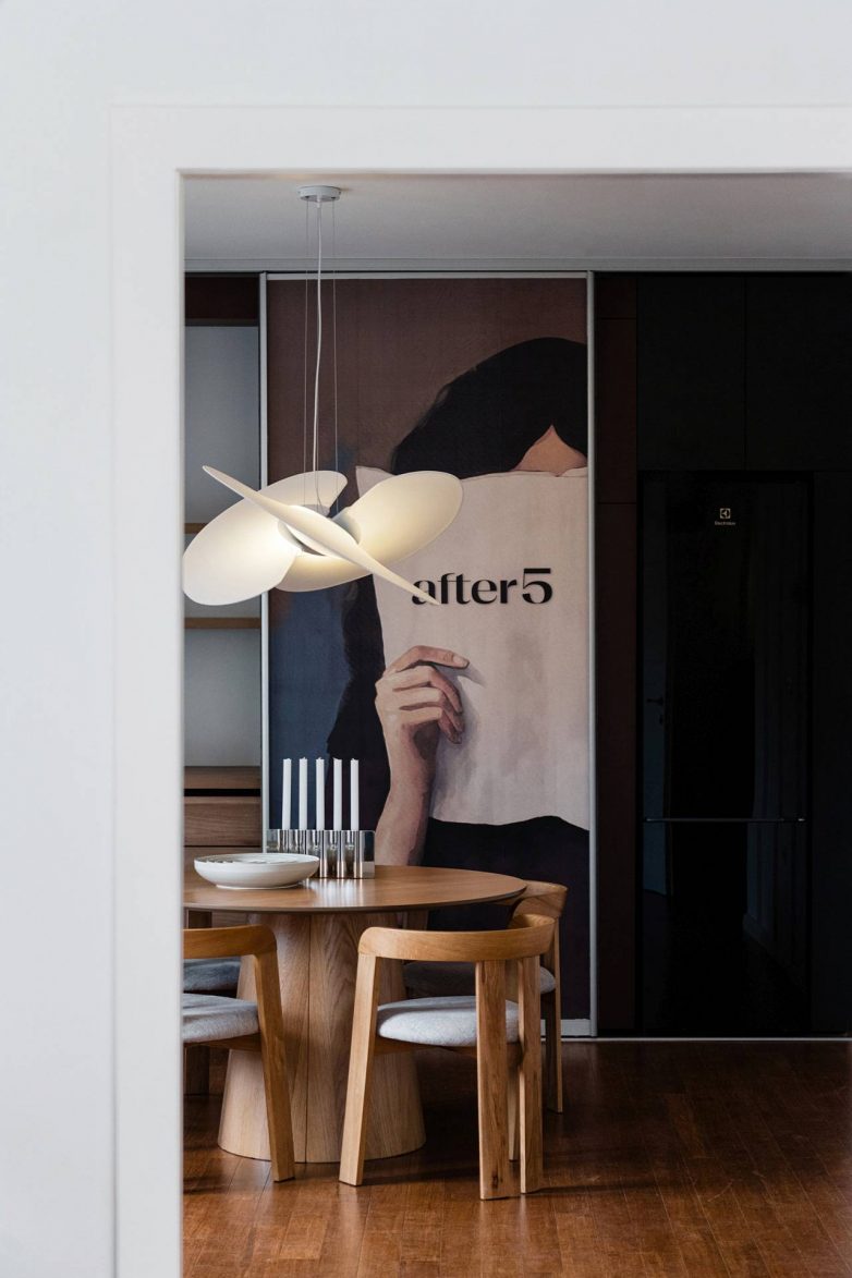 Trpezarijski sto i stolice u kancelarijama redakcije After5 u Zagrebu sa muralom u pozadini