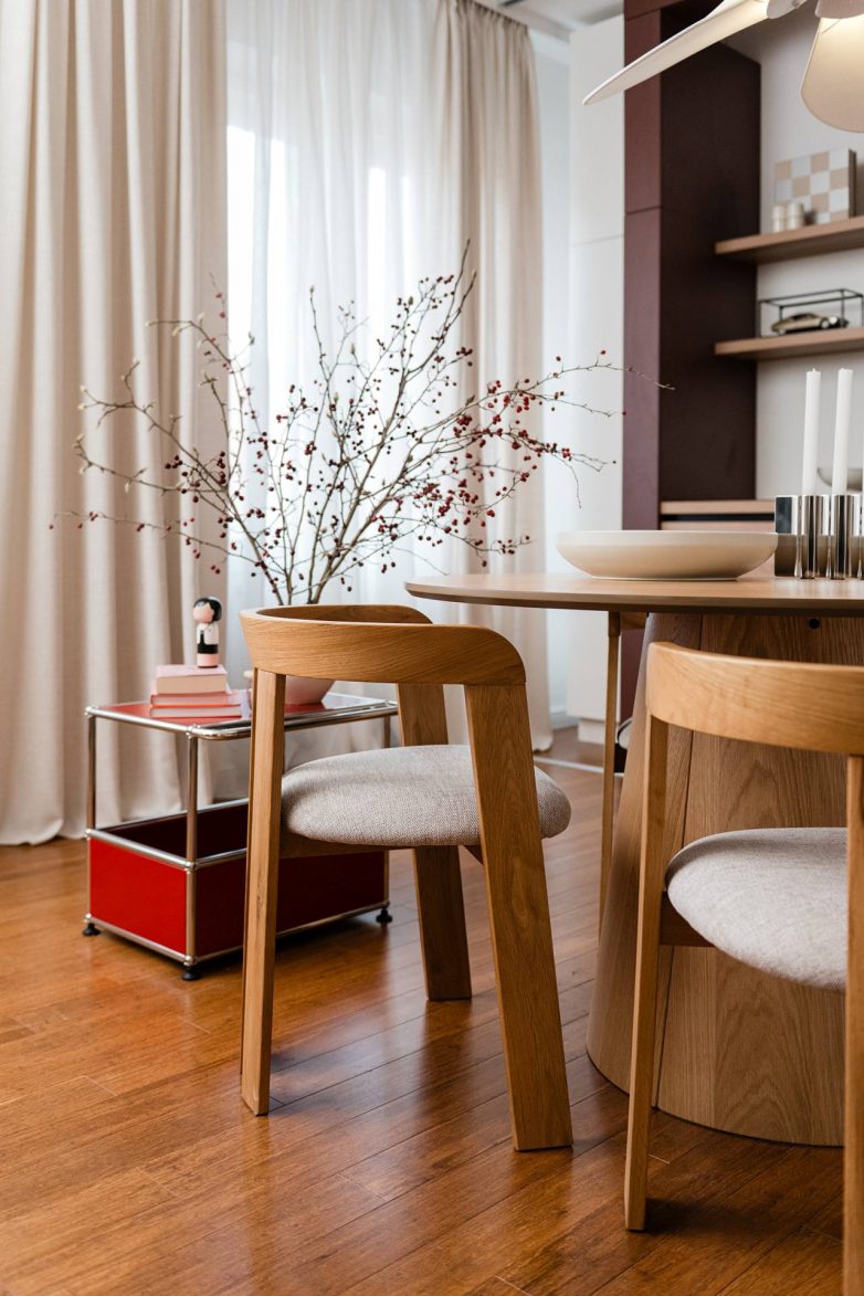 Drvene trpezarijske stolice i sto u kancelarijama redakcije After5 u Zagrebu