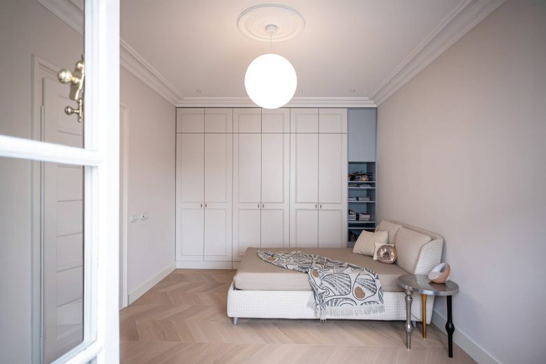 Spavaća soba u stanu iz tridesetih godina u Beogradu, sa ugradnim ormanima po meri, visokim plafonom i svetlom paletom boja