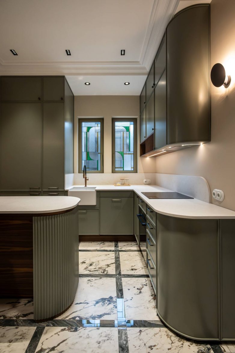 Kuhinja u stanu iz tridesetih godina u Beogradu, sa zelenim frontovima po meri, vitražnim prozorima i kamenim podom