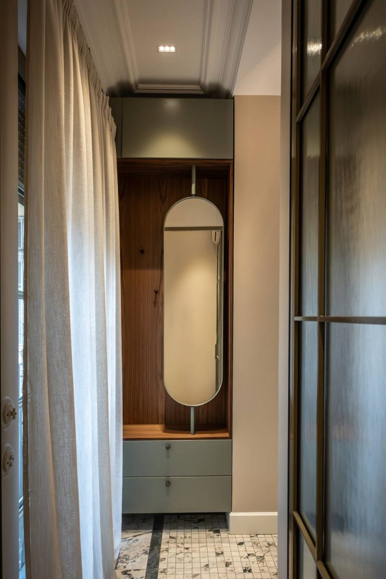 Ulazni prostor u stanu iz tridesetih godina u Beogradu, sa ugradnim elementom od drveta, ogledalom po meri i diskretnom rasvetom