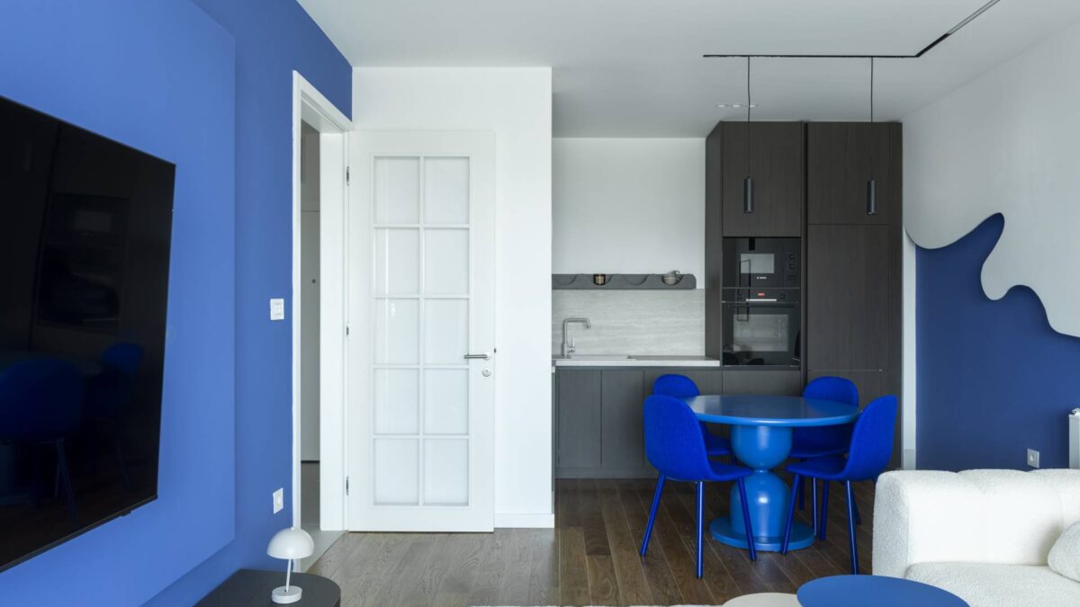 Stan u Banjoj Luci u znaku fluidne forme i indigo plave