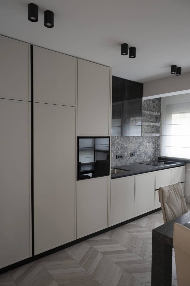 Kuhinjski elementi po meri u stanu u Deligradskoj ulici u Beogradu sa kamenim radnim površinama