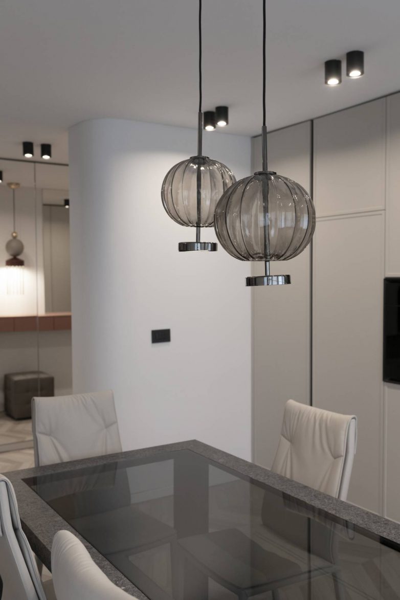 Trpezarijski sto i visilice od stakla u stanu u Deligradskoj ulici u Beogradu