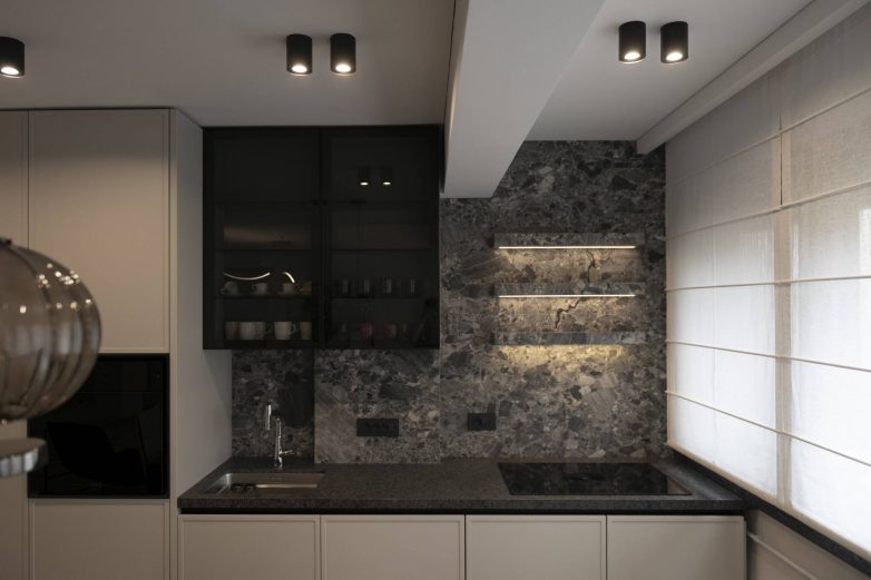 Kuhinja stana u Deligradskoj ulici u Beogradu sa kamenim oblogama i svedenom rasvetom