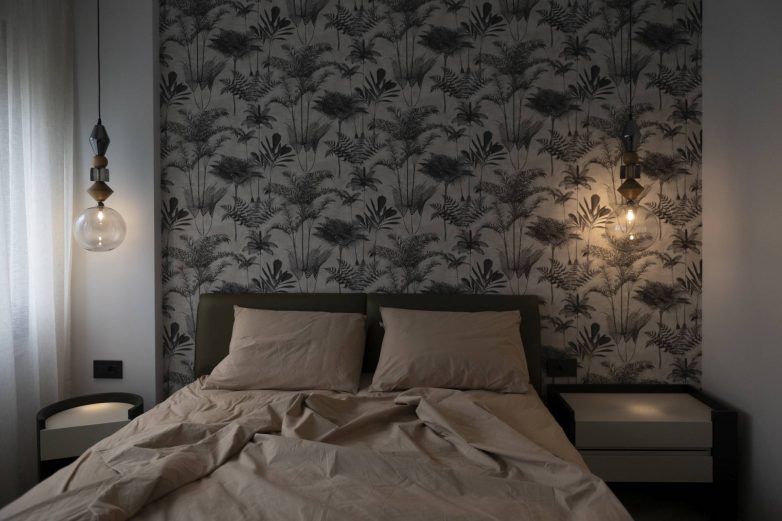 Spavaća soba stana u Deligradskoj ulici u Beogradu sa tapetama i prigušenom rasvetom