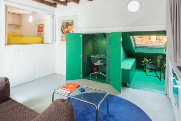 Radni kutak u potkrovlju stana od 30 m2 u Madridu sa zelenim panelima, krovnim prozorom i klupama za sedenje