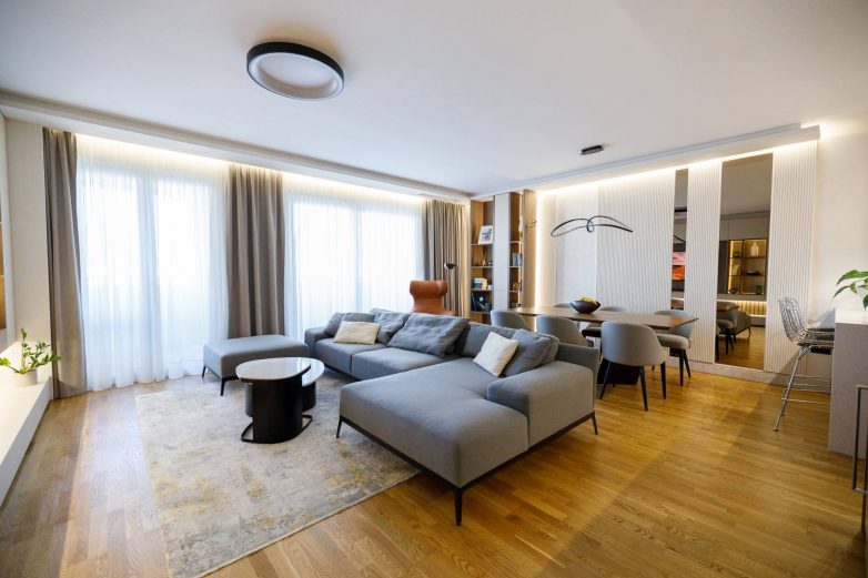 Dnevna i trpezarijska zona u stanu od 97 m2 u Petrovaradinu sa neutralnom paletom i toplim drvetom