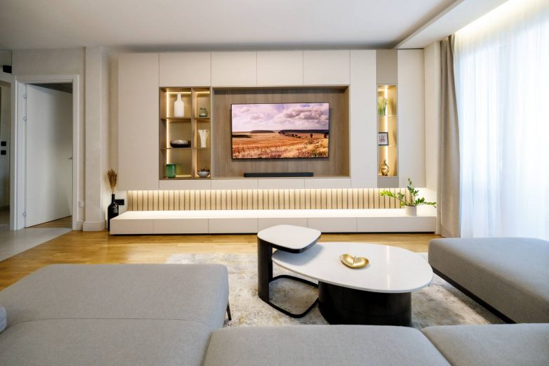 Dnevna soba u stanu od 97 m2 u Petrovaradinu sa TV zidom i integrisanim policama