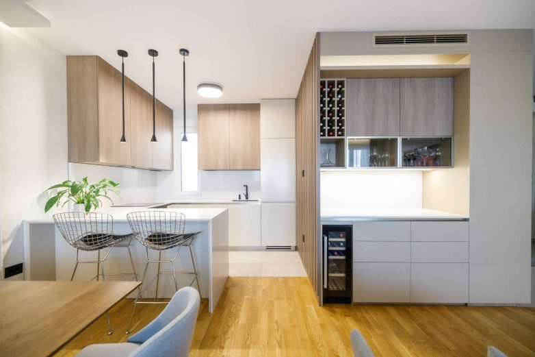 Kuhinja sa ostrvom i integrisanim vinskim barom u stanu od 97 m2 u Petrovaradinu