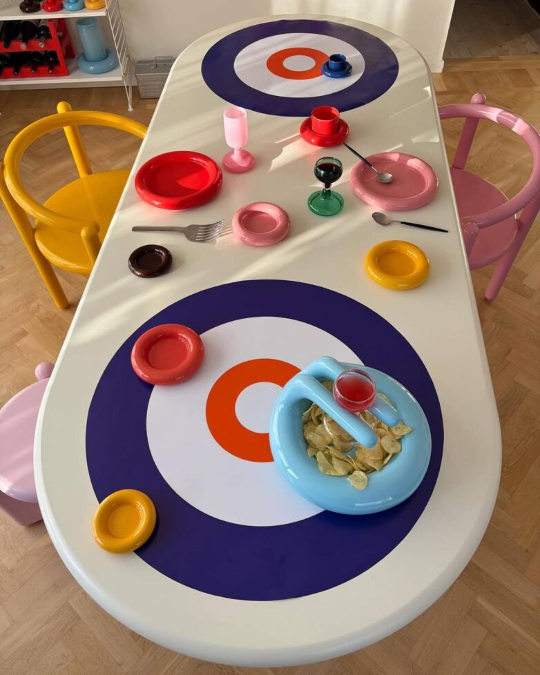 Sto sa motivom karling mete i pastelnoplavom činijom Gustafa Vestmana za grickalice