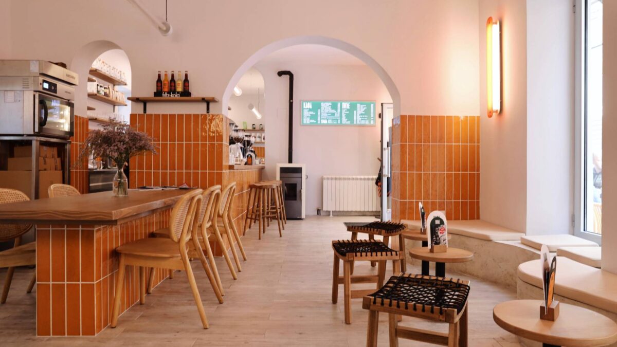 Enterijer kafeterije u Zemunu inspirisan Milanom osamdesetih