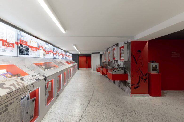 Vremenska linija sa arhivskim dokumentima i novinama u Muzeju štampe i štamparstva u Novom Sadu, enterijer Studio D'ART