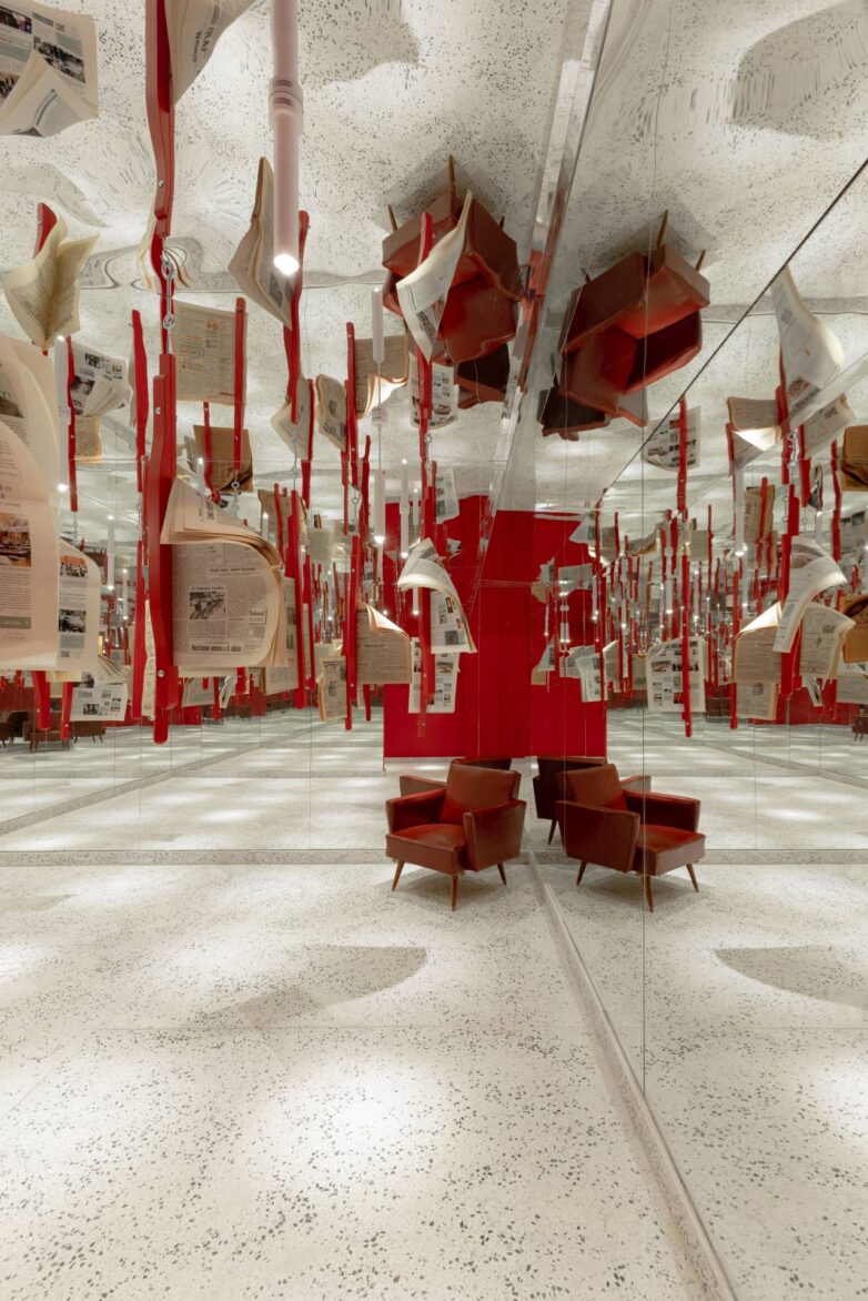 Viseći primerci novina u prostoru sa ogledalima u Muzeju štampe i štamparstva u Novom Sadu, projekat Studio D'ART