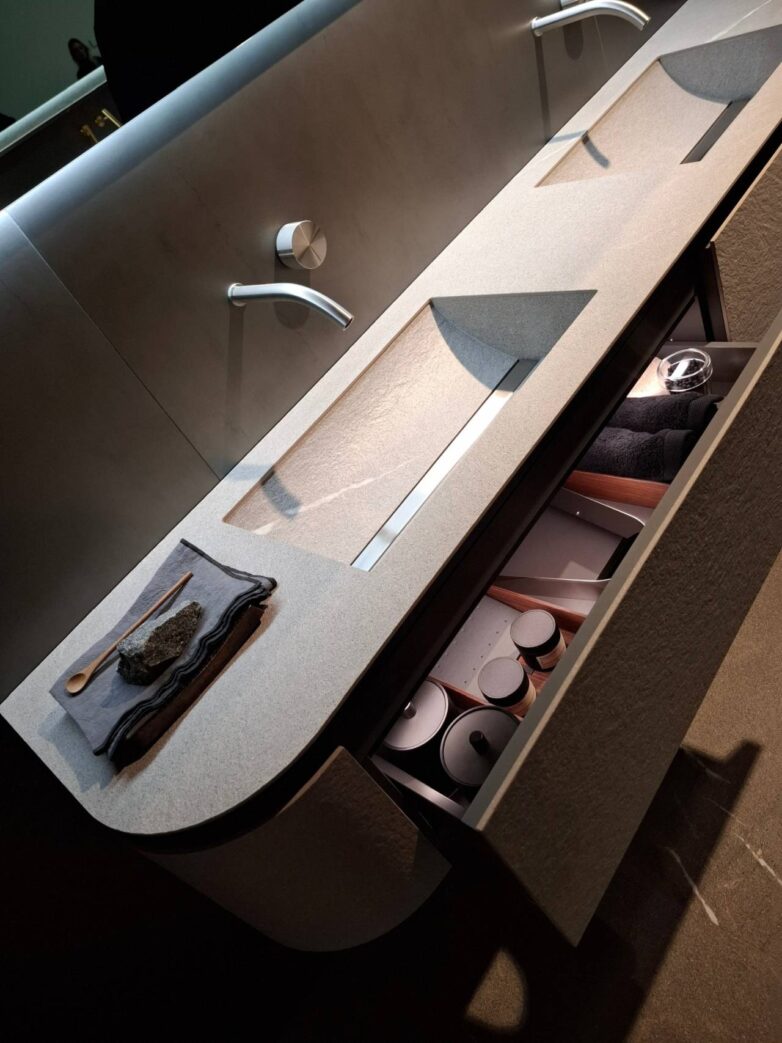 Kupatilski element sa integrisanim umivaonikom obložen keramičkom pločicom debljine 3 mm