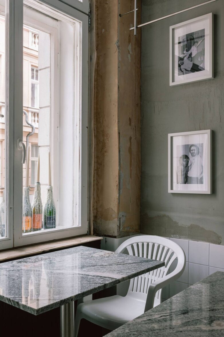 Bela Monobloc plastična stolica uz mermerni sto u enterijeru picerije Oli's Italiano u Bratislavi