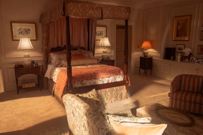 Tradicionalna spavaća soba sa baldahin krevetom, floralnim tekstilom i toplim lampama u seriji Love Story