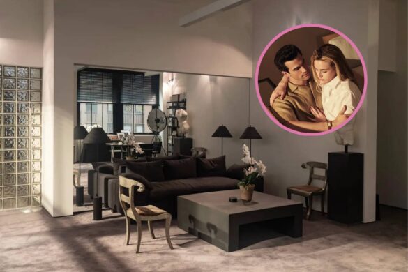 Minimalistički dnevni boravak sa tamnom sofom, betonskim stočićem, skulpturom na postamentu i staklenom opekom u enterijeru inspirisanom Njujorkom devedesetih