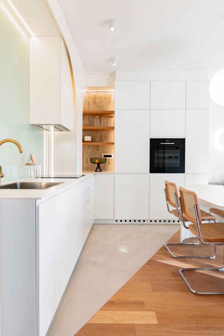 Kuhinja sa belim elementima i stubom uklopljenim u kuhinjsku kompoziciju