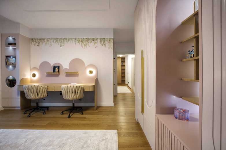 Radni deo sa stolom po meri i dekorativne niše u dečjoj sobi za Hanu i Zaru, projekat studija Arhimetrik