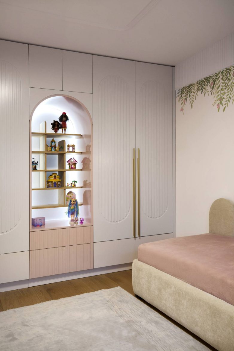Garderober po meri sa osvetljenom dekorativnom nišom u dečjoj sobi za Hanu i Zaru, projekat studija Arhimetrik