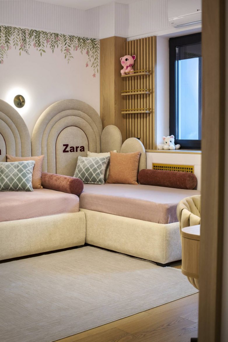 Zona za spavanje u dečjoj sobi za Hanu i Zaru sa tapaciranim uzglavljima i pastelima, projekat studija Arhimetrik