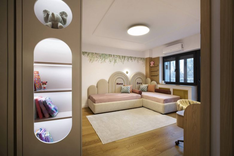 Pogled u dečju sobu za Hanu i Zaru sa dva kreveta, centralnom zonom za igru i ugrađenim nišama, projekat studija Arhimetrik