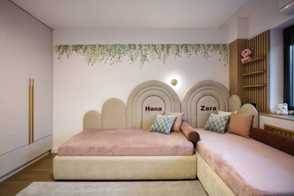 Dečja soba za Hanu i Zaru sa dva kreveta, tapaciranim uzglavljima i nežnim pastelima, projekat studija Arhimetrik