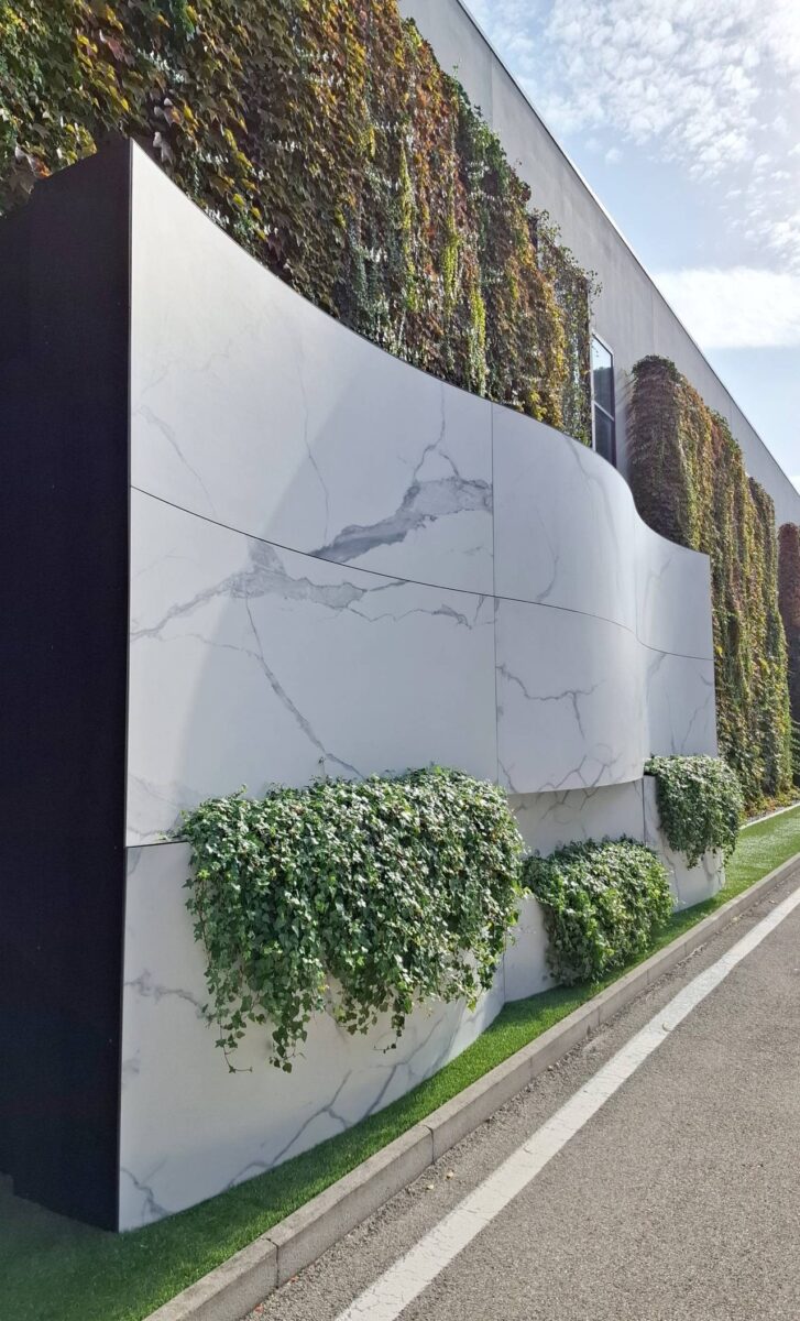 Talasasta fasada sa zaobljenim zidom obložena keramičkim pločama debljine 3 mm