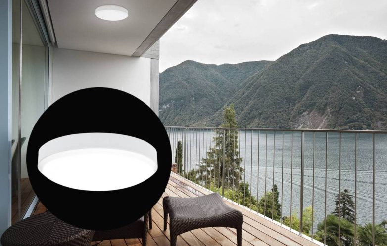 Plafonska LED svetiljka na natkrivenoj terasi sa pogledom na jezero i planine, pogodna za spoljašnju upotrebu