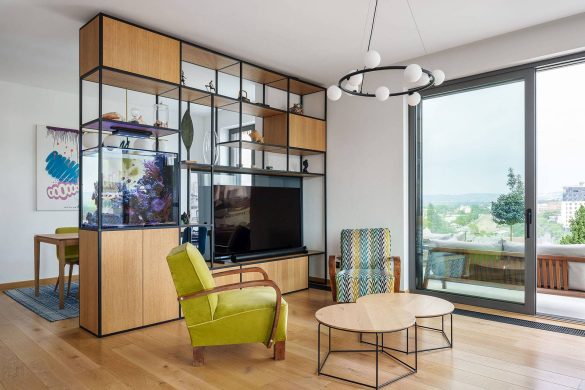 Veliki ugrađeni akvarijum u dnevnom boravku modernog stana