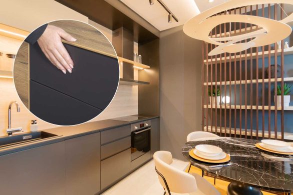 Savremena crna kuhinja sa antifinger frontovima, drvenom zidnom oblogom i integrisanim LED osvetljenjem