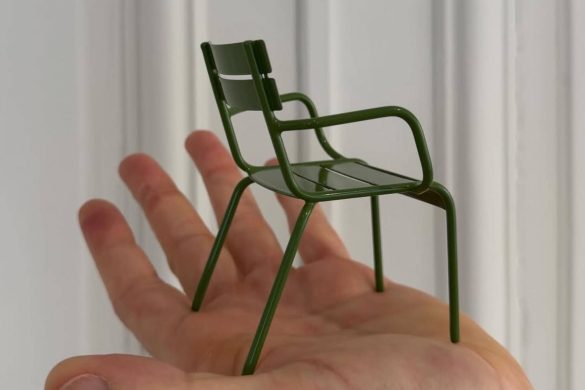 Minijaturna zelena stolica inspirisana pariskim parkom Tiljerije koju je Dior poslao kao pozivnicu za modnu reviju